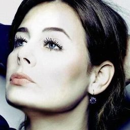 Ariane Seguillon 飾演 Josiane