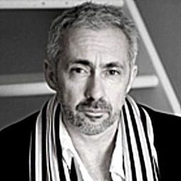 Daniel Delorme 飾演 Doumé