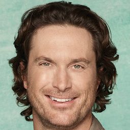 奧利佛·哈德森 飾演 Jake