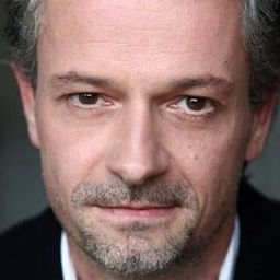 Eric de Montalier 飾演 Teacher