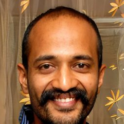 凱什 飾演 SP Harish Kumar