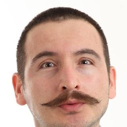 Eray Türk - 《雷傑普的精彩人生7》演員 飾演Öğretmen Kemal