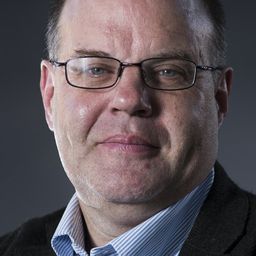 Mark Lawson 飾演 Self