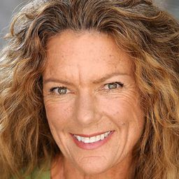 Lynn McRee 飾演 Air Hostess