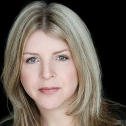 Stephanie Cannon 飾演 Mary