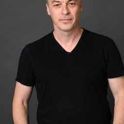 Janek Sirrs 飾演 Self