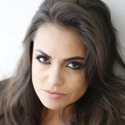 蕾納塔·布拉斯 飾演 Mc Mone