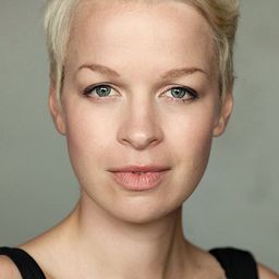 Sian Breckin 飾演 Sister Lucilla