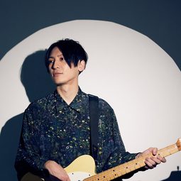 Mitsuyasu Shimozuru 飾演 Guitar