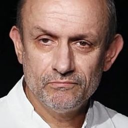 Paul Chariéras 飾演 Henri