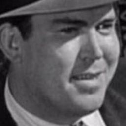 Adrian Morris 飾演 Ruby