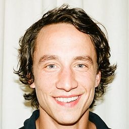 勞倫斯·魯波 - 富豪遊戲演員 飾演Amon Maynard