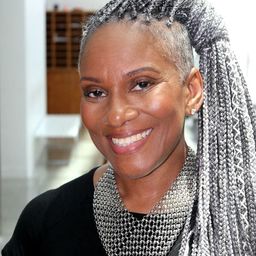 Paula Dofat 飾演 Herself