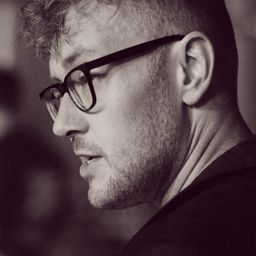 Dennis Alink - 大城小鮮肉演員 飾演Berlin Soundrecordist