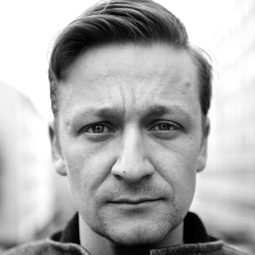 Kristoffer Gummerus - 嚕嚕米漫遊蔚藍海岸演員 飾演Muumipeikko (voice)