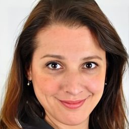 Güner Özkul 飾演 Nebahat Taşyumruk