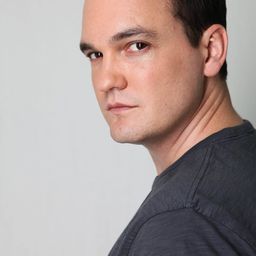 Chris Buckley 飾演 Police Officer