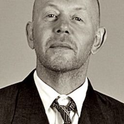 Clive Riche 飾演 Poliziotto Clerk