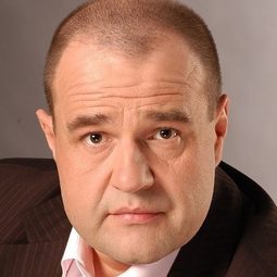 塞札里·札克 - 村民總動員演員 飾演Adam Wolak