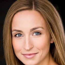 基拉·托澤 飾演 