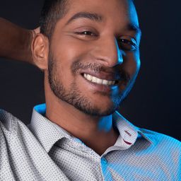 Purshoothe Thayalan 飾演 Kaushik