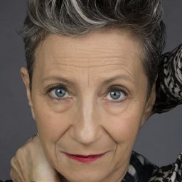 Ina-Miriam Rosenbaum 飾演 