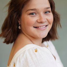 潔絲·庫斯 飾演 Mia