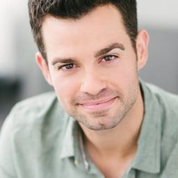 Aris Athanasopoulos 飾演 Marco