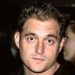 邁克·德路易斯 - Boys Will Be Boys演員 飾演Skip LaRue