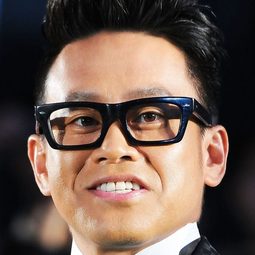 宮川大輔 飾演 Jackal Tomioka