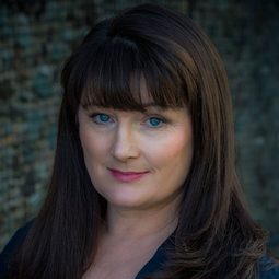 Sally Howitt - 誘餌新娘演員 飾演Muireen