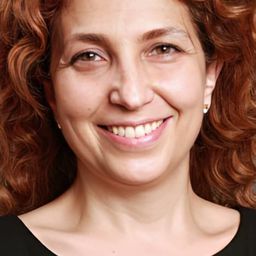 Ayşe Lebriz Berkem 飾演 Nihal