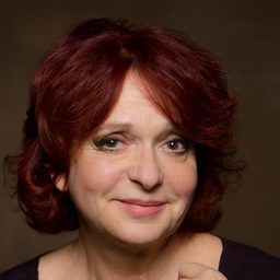 Judit Hernádi 飾演 The singer