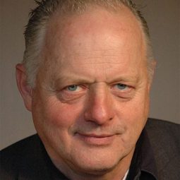 羅伯特·皮尤 飾演 Handicott