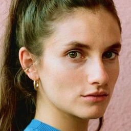 Valentine Cadic 飾演 Waitress at the wedding