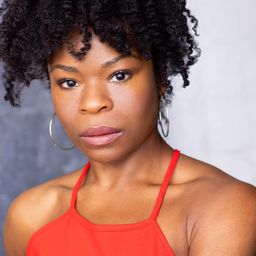 Nija Okoro 飾演 Daphne