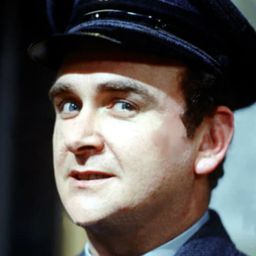 Tony Selby 飾演 Ted