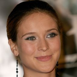 Charlotte Salt - 貯藏者演員 飾演Sarah