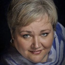 史蒂芬妮．布萊斯 飾演 Eduige, Bertarido's sister, bethrothed to Grimoaldo