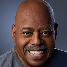 雷金納德·韋爾約翰森 - 鱷魚先生演員 飾演Gus