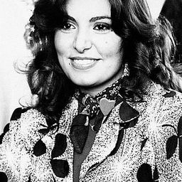 Loredana Bertè 飾演 Delfina Meyer