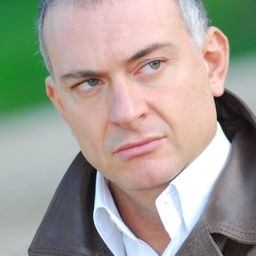 Carlo Carulli 飾演 Professore