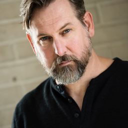 Lucien Spelman 飾演 Roman