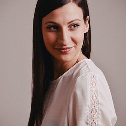 艾蜜拉·特茲梅克 飾演 Kira