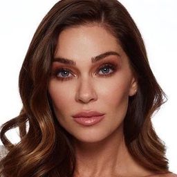 Jasmine Waltz 飾演 Sophie