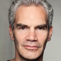 Angus Wright 飾演 Dickie Franks