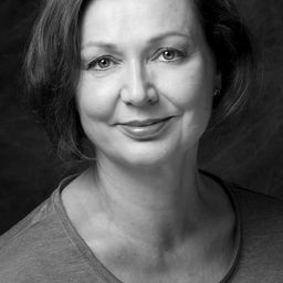 Pirjo Luoma-Aho 飾演 The Queen