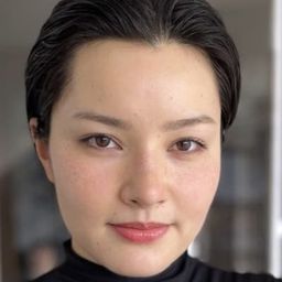 Ayumi Roux 飾演 Jessica