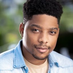 Perris Drew 飾演 Kensington Straterly