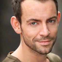 Ben Forster 飾演 Mr. Perkins